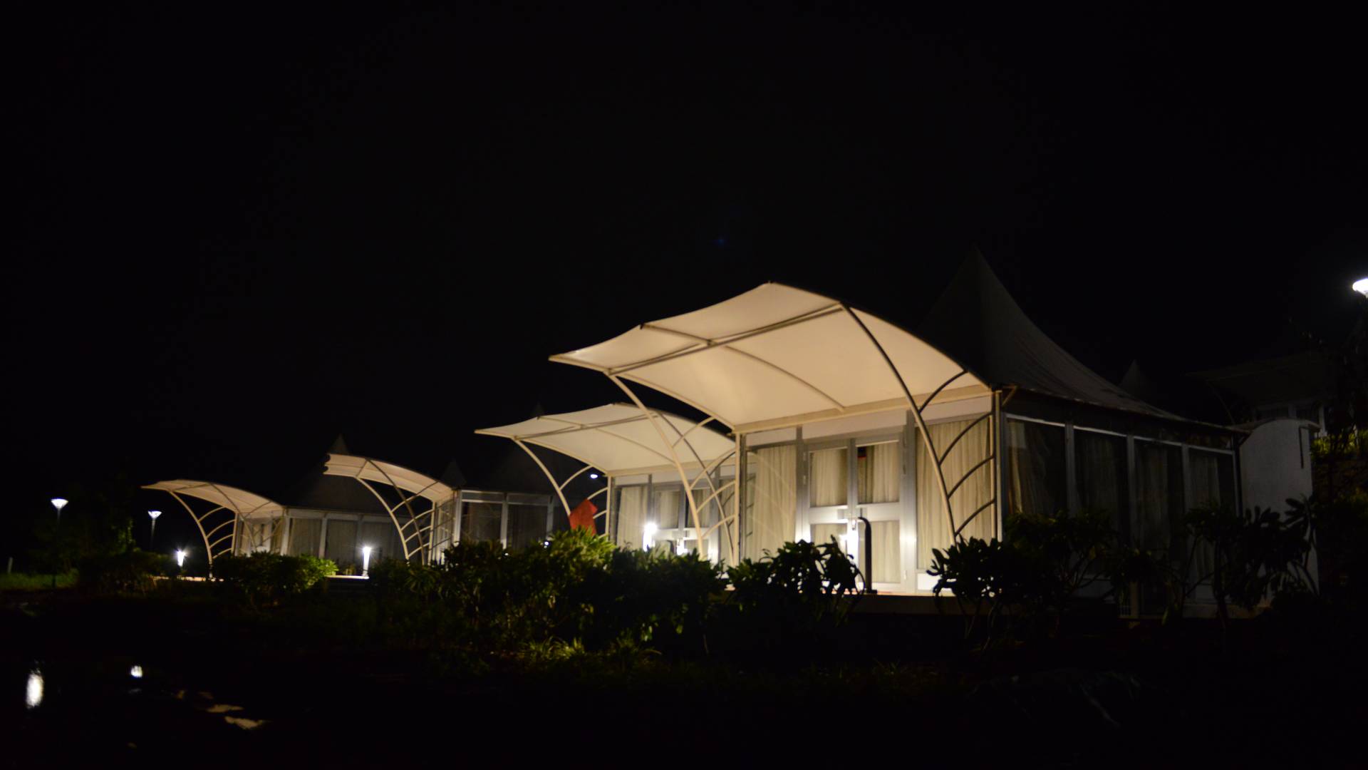 THE TOPAZ AC LUXURIOUS GLASS TENTS at Sunny's World Pune (12)